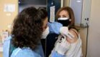 لقاحات كورونا بلبنان.. استثمار سياسي في "بازار" حزبي