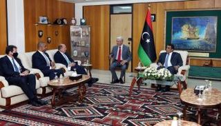 الوفد البريطاني خلال لقاء المنفي