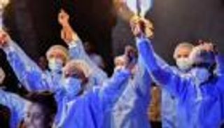 صور.. حفل زفاف بـ"ملابس العزل" يثير الجدل في مصر