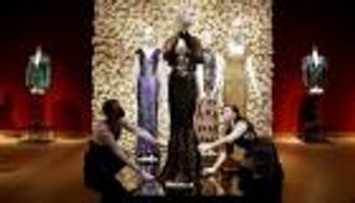 بالصور.. مزاد على 55 قطعة لمصممة الأزياء الراحلة لارين سكوت