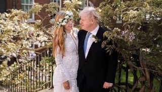 جونسون وكاري خلال زفافهما