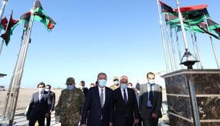 جانب من وصول وزير الدفاع التركي إلى ليبيا (الدفاع التركية)