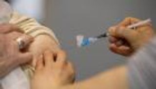 ولاية باكستانية تهدد رافضي لقاح كورونا بـ"قطع شبكة الهاتف"