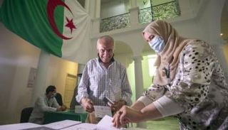 مواطن جزائري يدلي بصوته في الانتخابات 