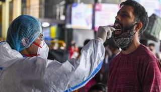 شخص يخضع لاختبار فيروس كورونا بالهند