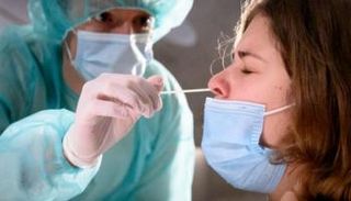 سيدة تخضع لاختبار فيروس كورونا- أرشيفية