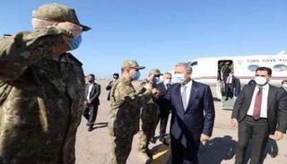 ضباط أتراك يستقبلون أكار في زيارته لطرابلس