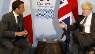 جونسون خلال لقاء ماكرون على هامش قمة مجموعة السبع- أ.ف.ب