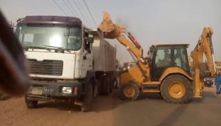 السلطات السودانية تزيل الحواجز الترابية لفتح الطرقات بالخرطوم