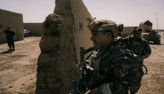 جندي من القوات الخاصة الأفغانية خلال معارك حول لشكرجاه