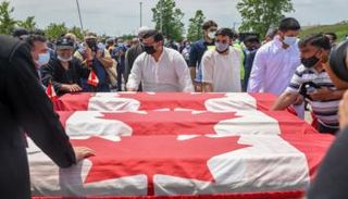 جانب من تشييع جثامين العائلة المسلمة