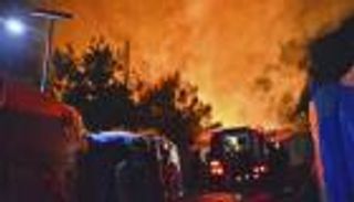 سجن 4 أفغان باليونان.. تسببوا بحريق أكبر مخيم للاجئين بأوروبا