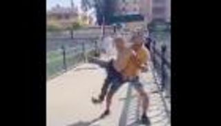 بالفيديو.. هوس المشاهدات يدفع شباب لإلقاء طفل في مجرى مائي