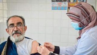 مواطن يتلقى جرعة من لقاح كورونا بأحد مستشفيات ليبيا