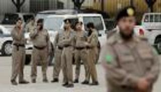 السعودية توقف 136 موظفا من عدة وزارات بينها الدفاع والداخلية