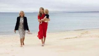 زوجة بايدن وزوجة جونسون والطفل ويلفريد