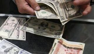 موظف بأحد مصارف ليبيا (أرشيفية)