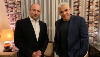 يائير لابيد ونفتالي بينيت خلال لقاء سابق