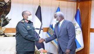 رئيس مجلس السيادي السوداني خلال لقاء رئيس مفوضية الاتحاد الأفريقي 