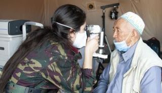 طبيبة مغربية بالمستشفى الميداني