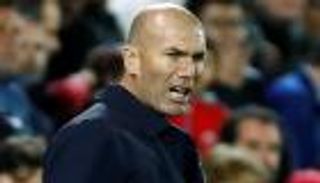 بسبب ريال مدريد.. صحفي "الأسئلة الغبية" يفجر غضب زيدان