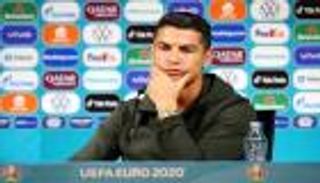 بالمشروبات الغازية.. كريستيانو رونالدو يخطف الأضواء في يورو 2020