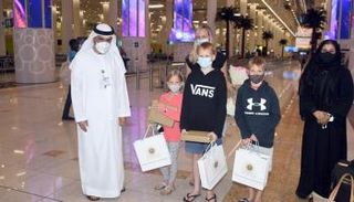 الإمارات تجمع شمل عائلة أسترالية علقت في سريلانكا أكثر من 30 يوما