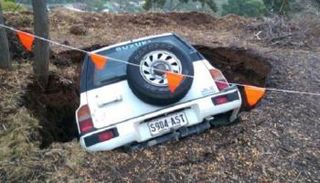 سقوط سيارة داخل حفرة- أرشيفية
