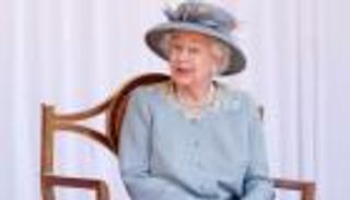 صور.. بروش الملكة إليزابيث يبعث رسالة خاصة إلى والدتها