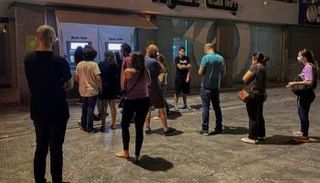 لبنانيون أمام ماكينات صراف آلي وسط بيروت- رويترز