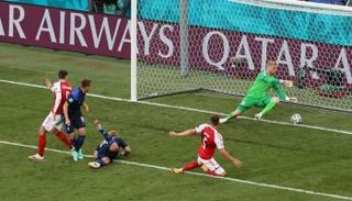 من مواجهة فنلندا أمام الدنمارك في يورو 2020