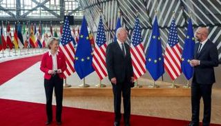 الرئيس الأمريكي خلال القمة الأوروبية الأمريكية في بروكسل- رويترز