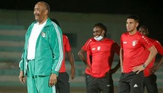 الفريق أول عبدالفتاح البرهان مع عناصر من منتخب السودان
