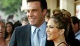 جنيفر لوبيز وبن أفليك.. قبلات تثير الجدل