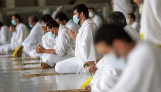 حجاج بيت الله أثناء أداء الصلاة في المسجد الحرام