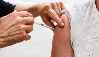 امرأة تتلقى لقاح كورونا