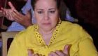 دلال عبدالعزيز.. تتحسن ببطء و"لا تعلم أي شيء عن زوجها"