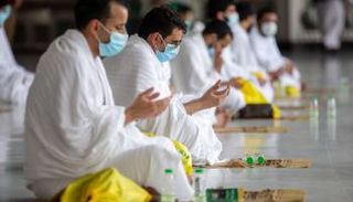 حجاج بيت الله يؤدون الفريضة خلال جائحة كورونا