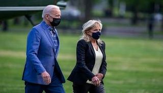 الرئيس الأمريكي جو بايدن وزوجته