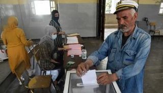 جزائري يدلي بصوته في الانتخابات البرلمانية