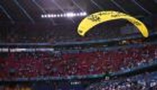 بالصور.. مبعوث "السلام الأخضر" يهدد جماهير يورو 2020 بضربة جوية