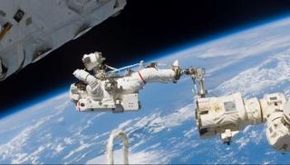 العمل بالبزة الفضائية صعب للغاية - أرشيفية