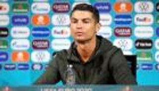 صورة.. "كوكاكولا" تدخل مدرب روسيا في تحد مع رونالدو