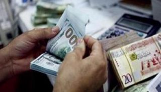 موظف بأحد مصارف ليبيا (أرشيفية)