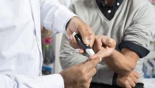 شخص يقيس مستوى السكر في الدم