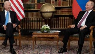 بايدن وبوتين خلال القمة الأمريكية الروسية 2021 - أ.ف.ب