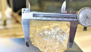 قطعة الألماس وزنها 1098 قيراطا