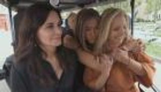 فيديو: مفاجأة "فريندز".. أبطال المسلسل يغنون "كاريوكي" لأول مرة