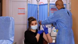 الفنانة العراقية آلاء حسين تتلقى لقاح كورونا