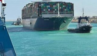 جانب من تعويم السفينة  إيفر جيفن